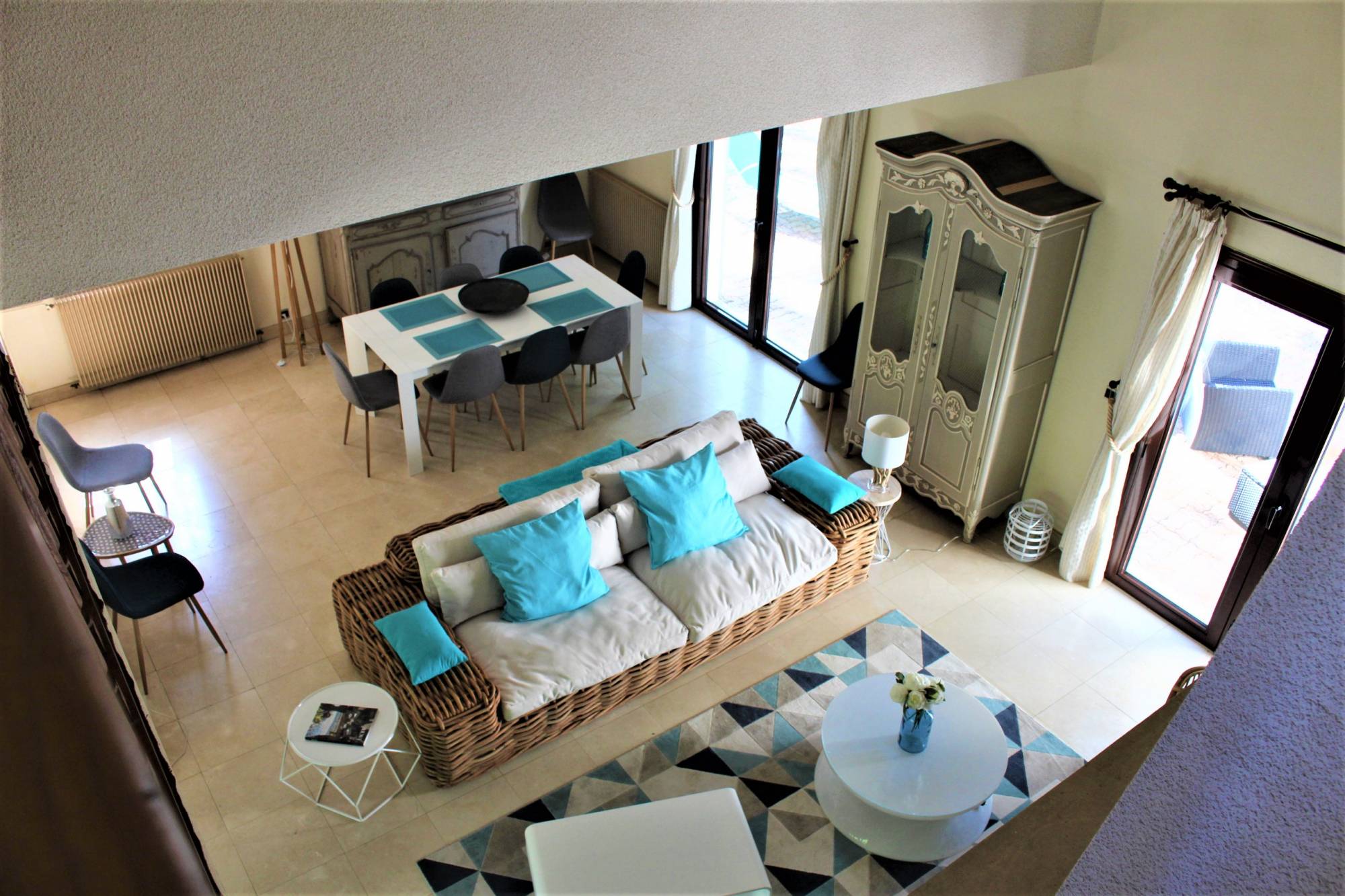 Villa d'environ 280 m² avec 5 chambres, spacieux salon - séjour avec grande cheminée.
