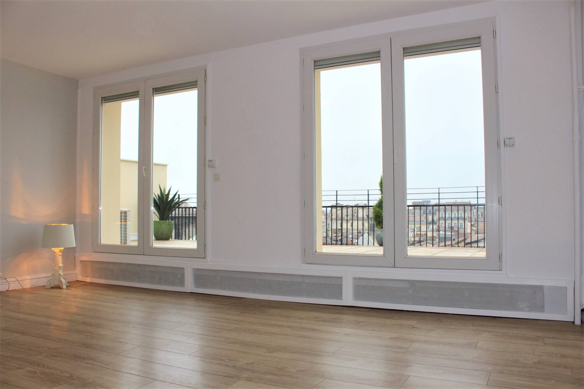 Acheter un appartement T4 à Bordeaux avec une jolie vue panoramique sur la ville. 