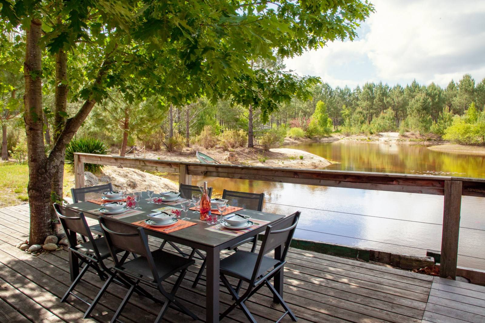 Villa en bois sur le Bassin d'Arcachon au milieu de la forêt avec une grande terrasse face à un étang LA TESTE DE BUCH  